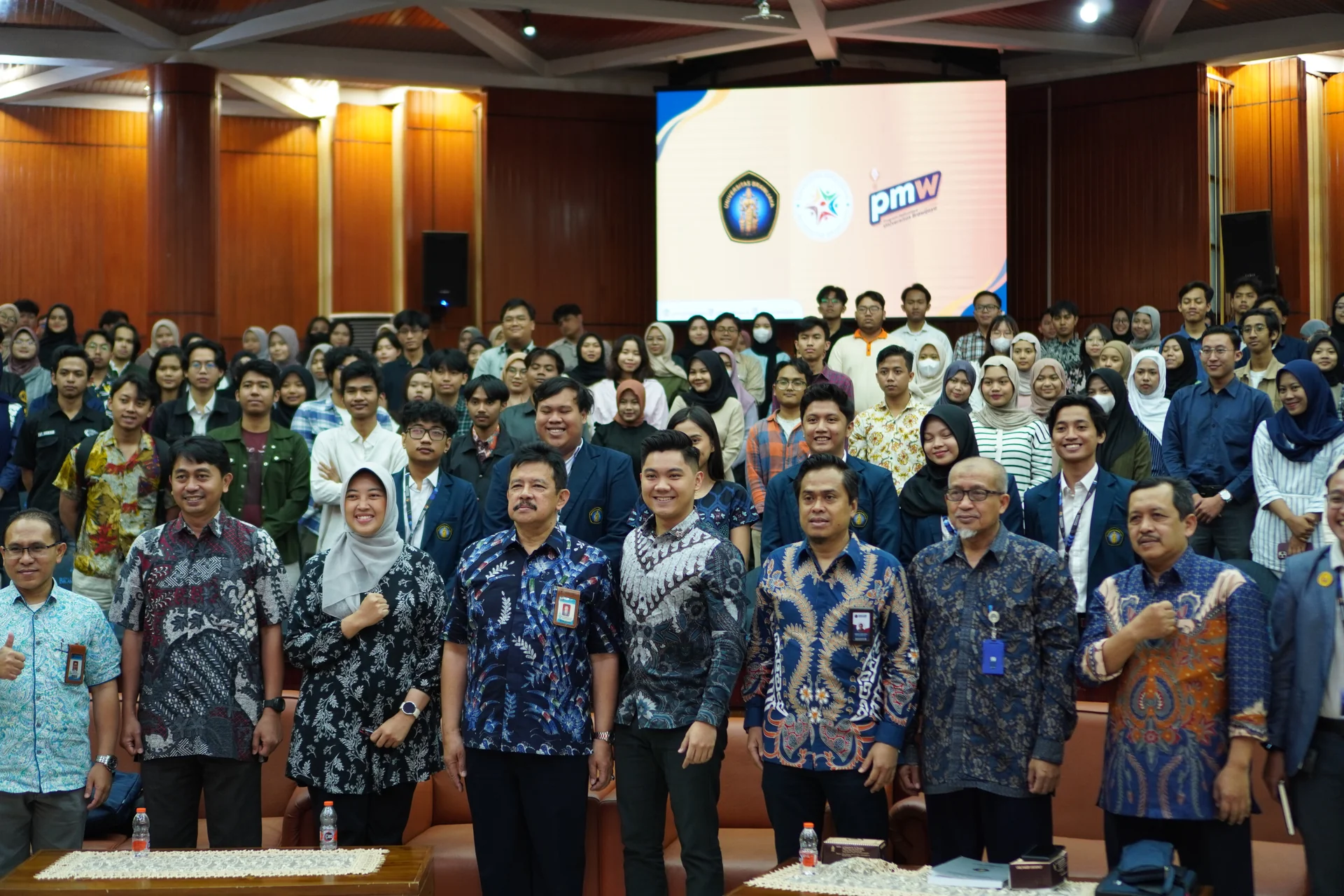 Aula konferensi penuh
